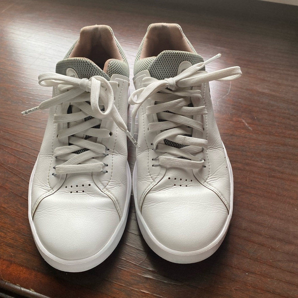 On The ROGER Advantage women’s size 7